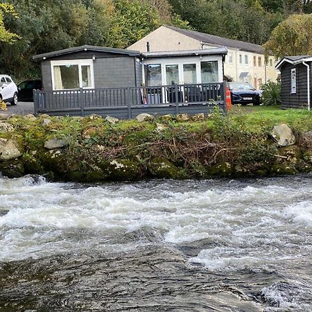 Stunning 3 Bed Riverside Cabin In Snowdonia Caeathro エクステリア 写真