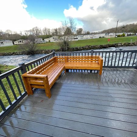 Stunning 3 Bed Riverside Cabin In Snowdonia Caeathro エクステリア 写真