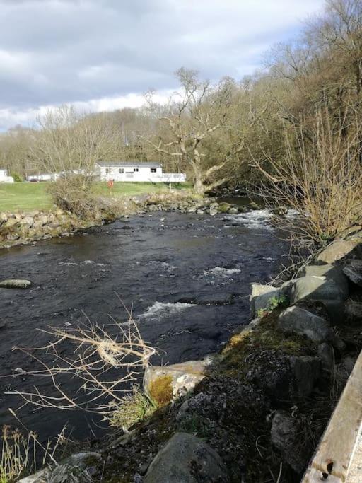 Stunning 3 Bed Riverside Cabin In Snowdonia Caeathro エクステリア 写真
