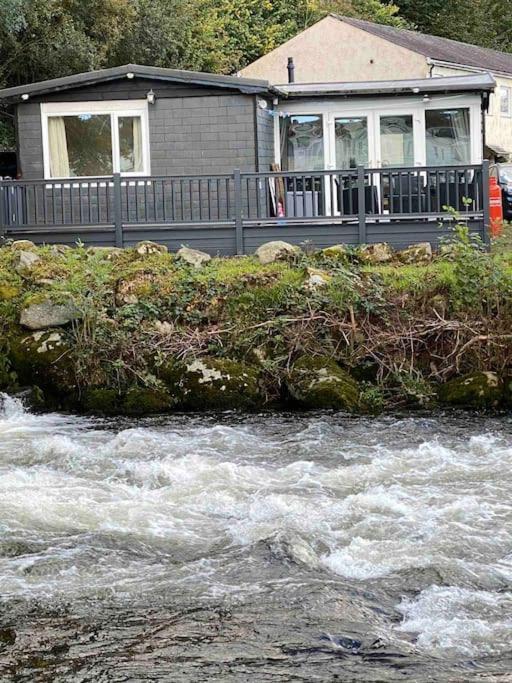 Stunning 3 Bed Riverside Cabin In Snowdonia Caeathro エクステリア 写真