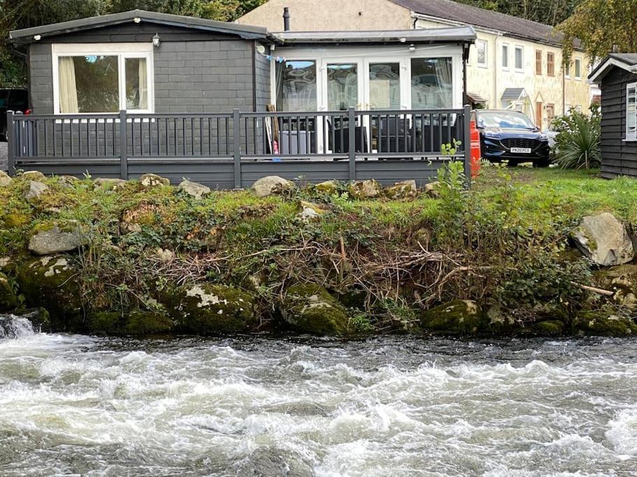 Stunning 3 Bed Riverside Cabin In Snowdonia Caeathro エクステリア 写真