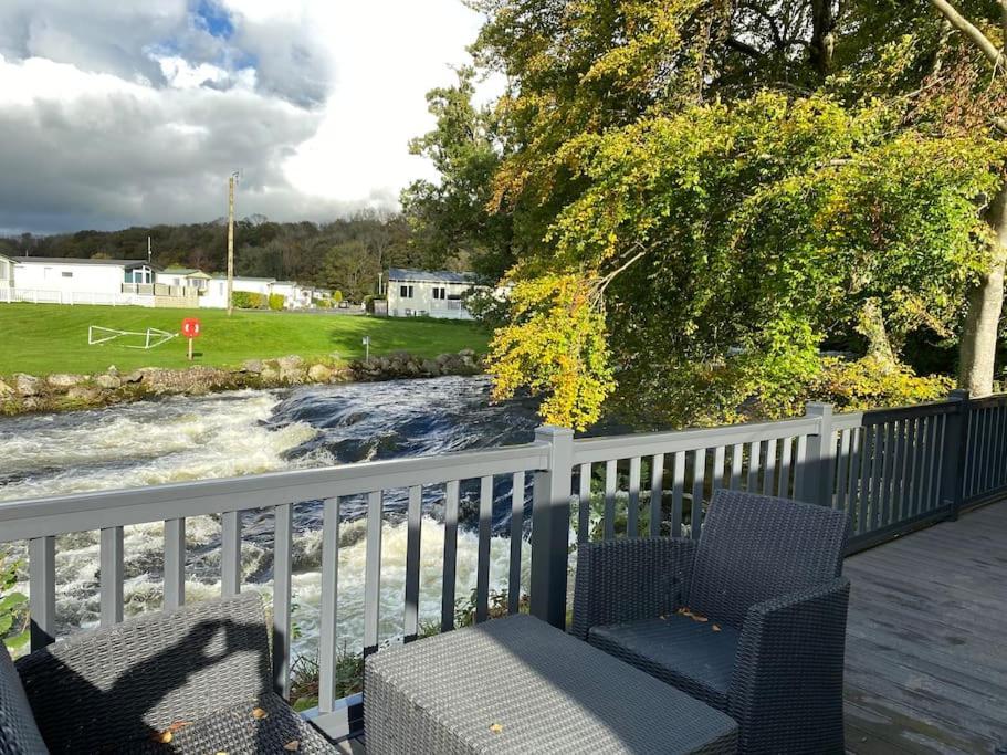 Stunning 3 Bed Riverside Cabin In Snowdonia Caeathro エクステリア 写真