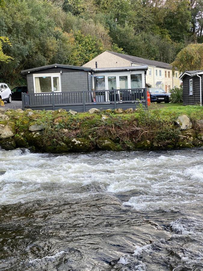 Stunning 3 Bed Riverside Cabin In Snowdonia Caeathro エクステリア 写真