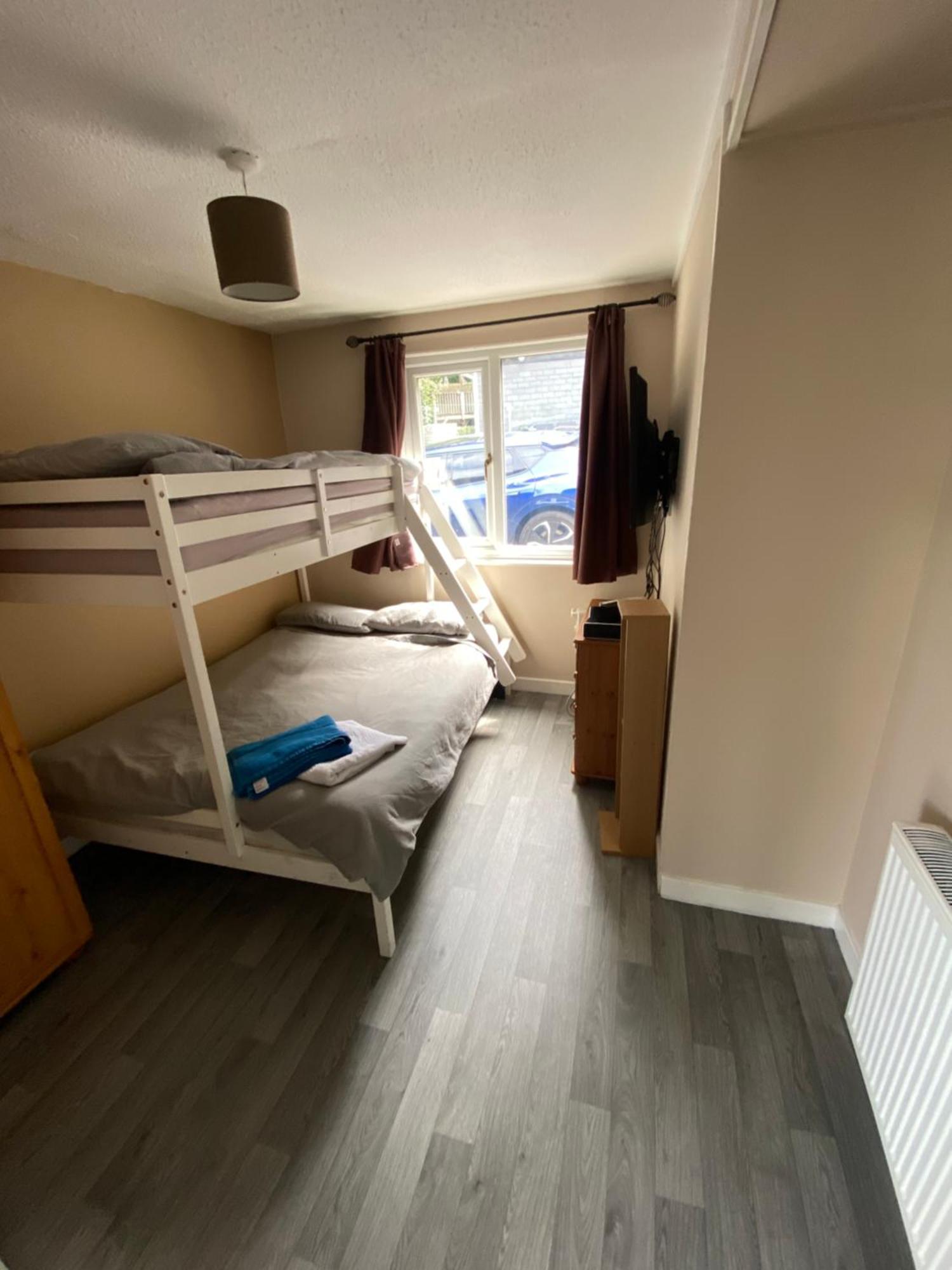 Stunning 3 Bed Riverside Cabin In Snowdonia Caeathro エクステリア 写真
