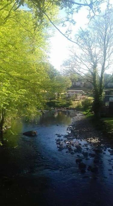 Stunning 3 Bed Riverside Cabin In Snowdonia Caeathro エクステリア 写真