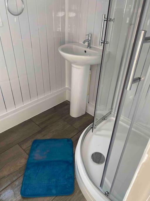 Stunning 3 Bed Riverside Cabin In Snowdonia Caeathro エクステリア 写真