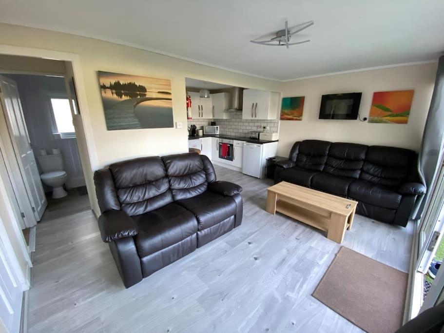 Stunning 3 Bed Riverside Cabin In Snowdonia Caeathro エクステリア 写真
