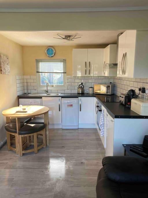 Stunning 3 Bed Riverside Cabin In Snowdonia Caeathro エクステリア 写真