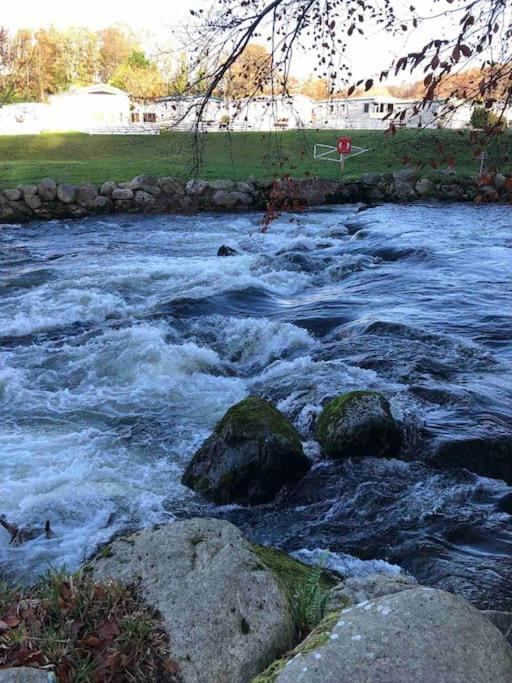Stunning 3 Bed Riverside Cabin In Snowdonia Caeathro エクステリア 写真