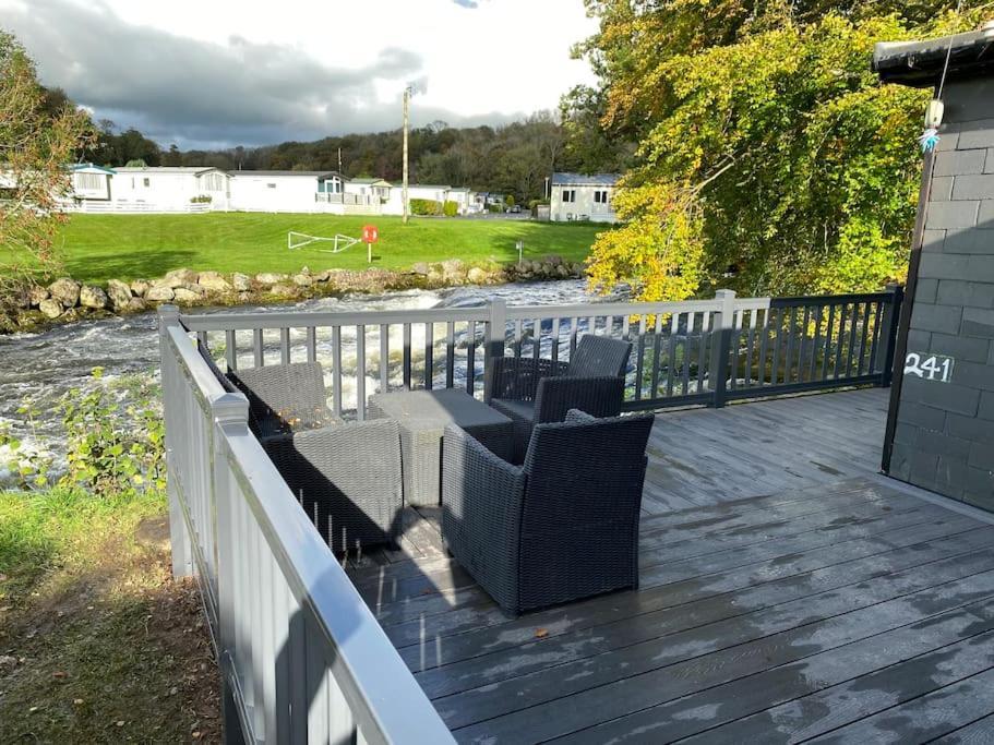 Stunning 3 Bed Riverside Cabin In Snowdonia Caeathro エクステリア 写真