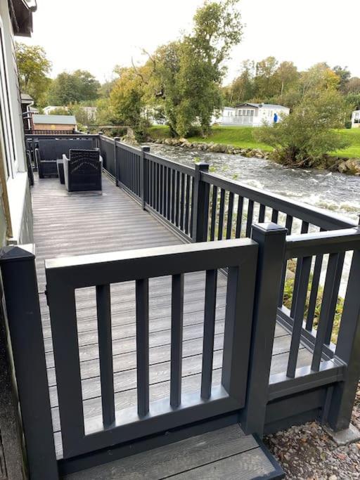 Stunning 3 Bed Riverside Cabin In Snowdonia Caeathro エクステリア 写真