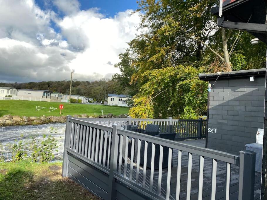 Stunning 3 Bed Riverside Cabin In Snowdonia Caeathro エクステリア 写真