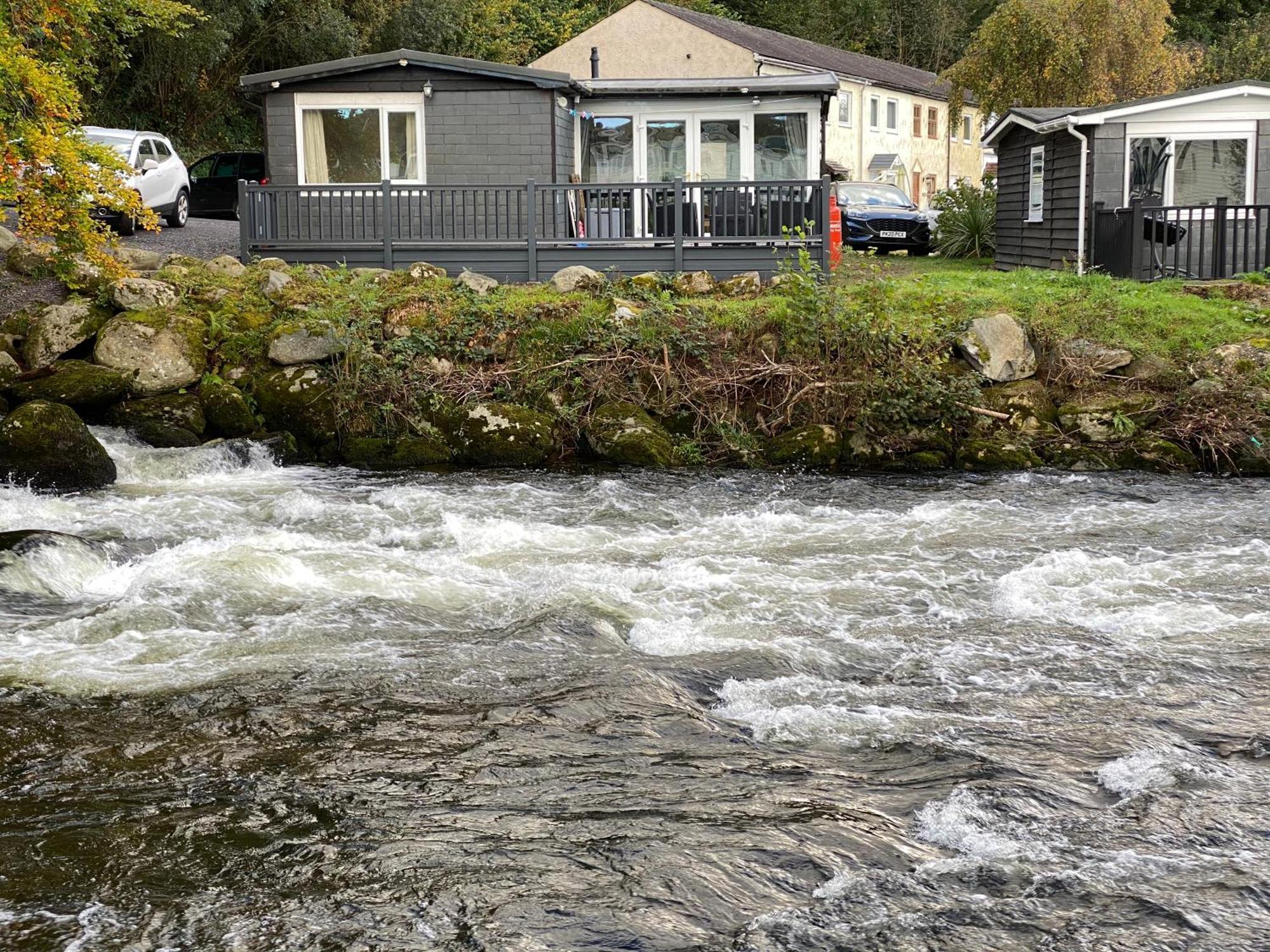 Stunning 3 Bed Riverside Cabin In Snowdonia Caeathro エクステリア 写真